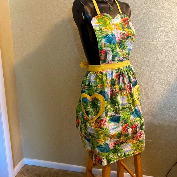 MRS Linafore Retro 50’s Garden Scene Apron - Picture 1 of 12